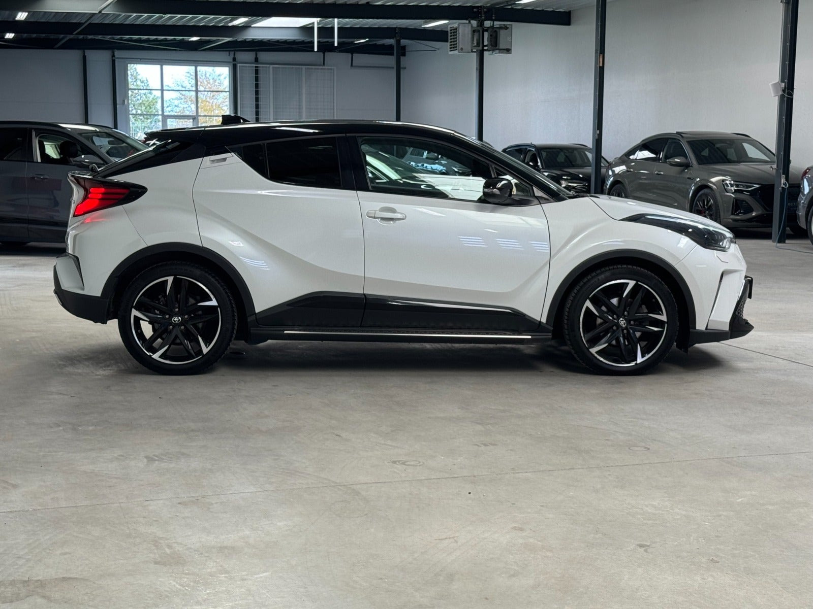 Hvid Toyota C-HR fra 2022