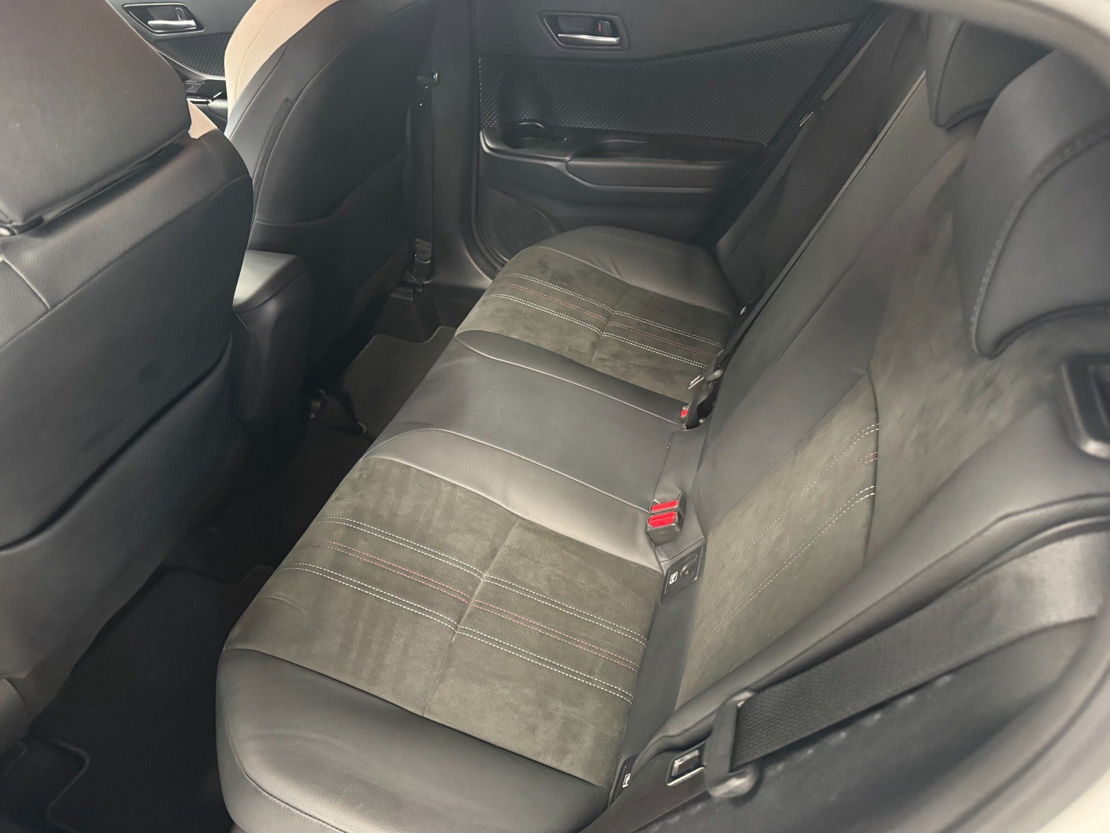Hvid Toyota C-HR fra 2022