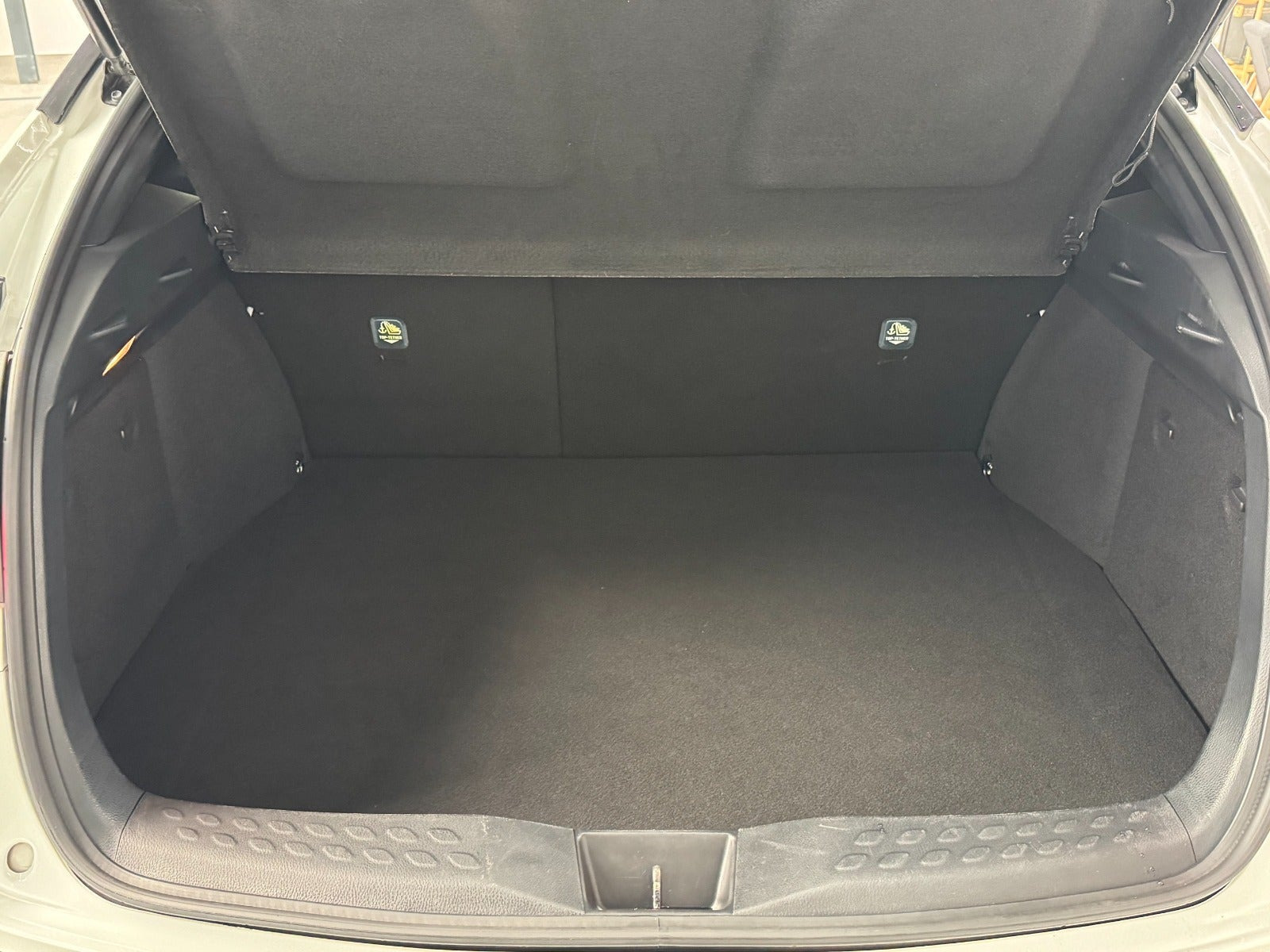 Hvid Toyota C-HR fra 2022