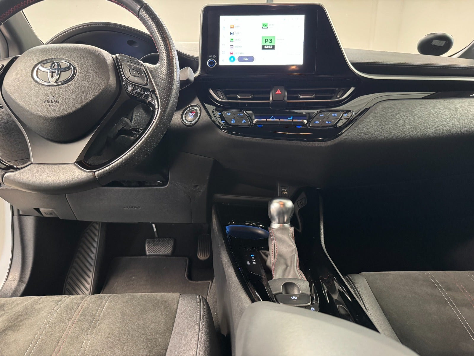 Hvid Toyota C-HR fra 2022