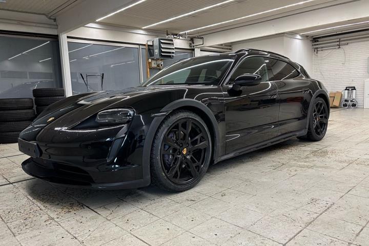 Sort Porsche Taycan fra 2022