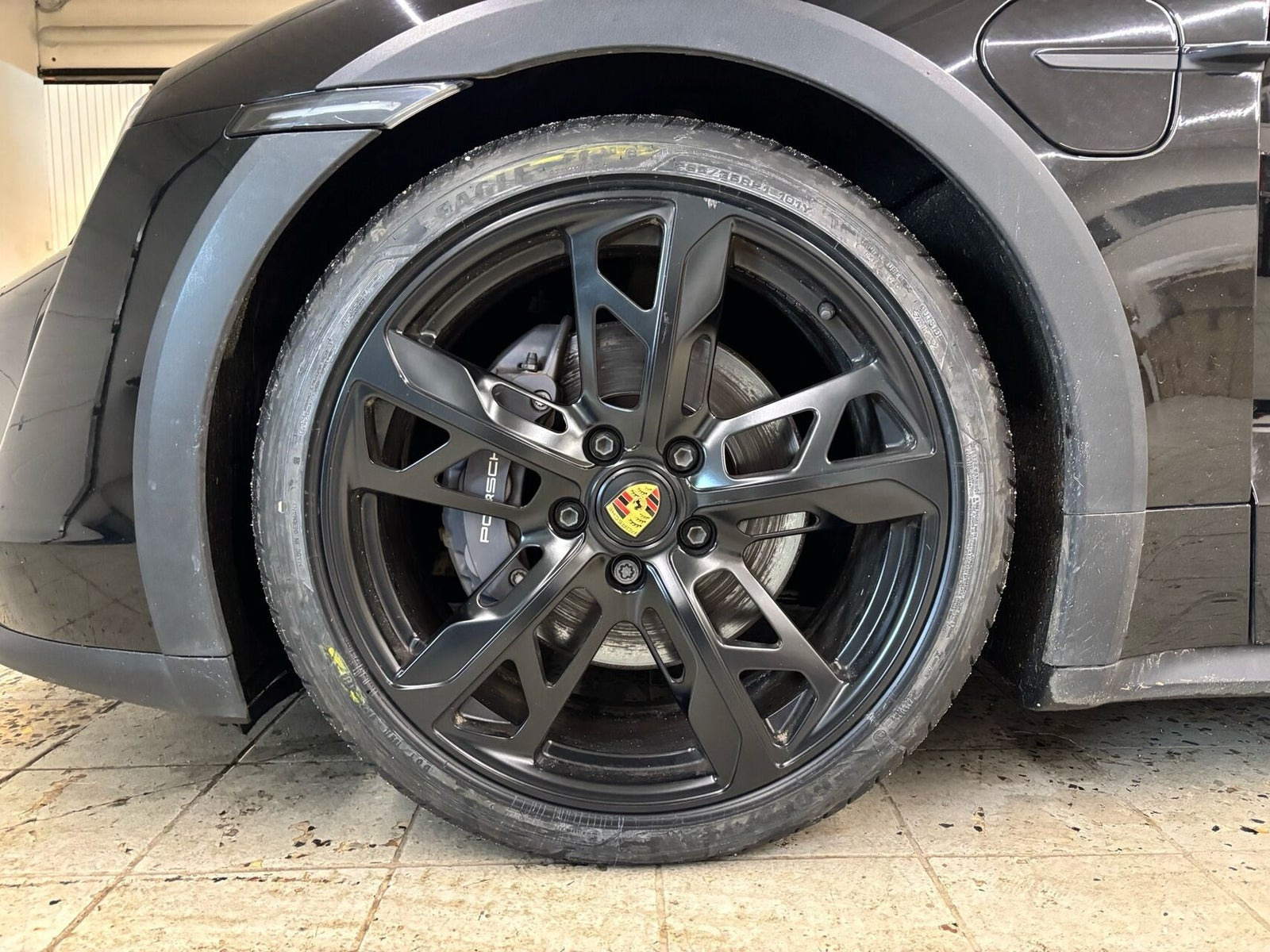 Sort Porsche Taycan fra 2022
