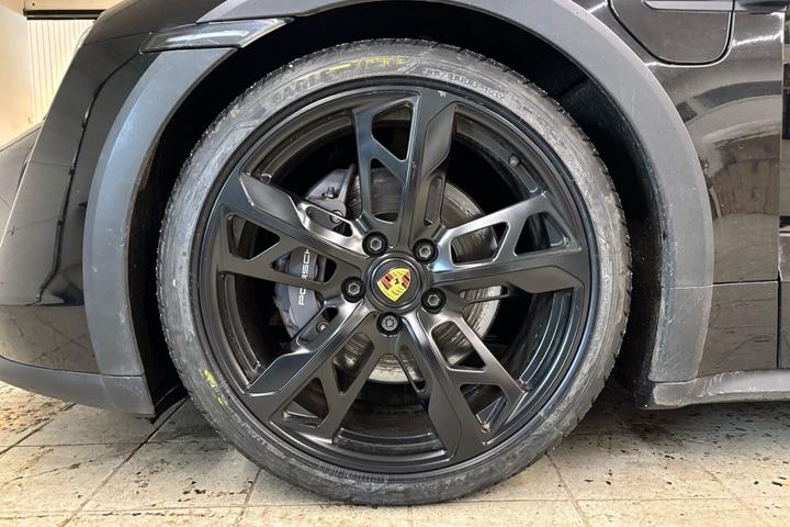 Sort Porsche Taycan fra 2022