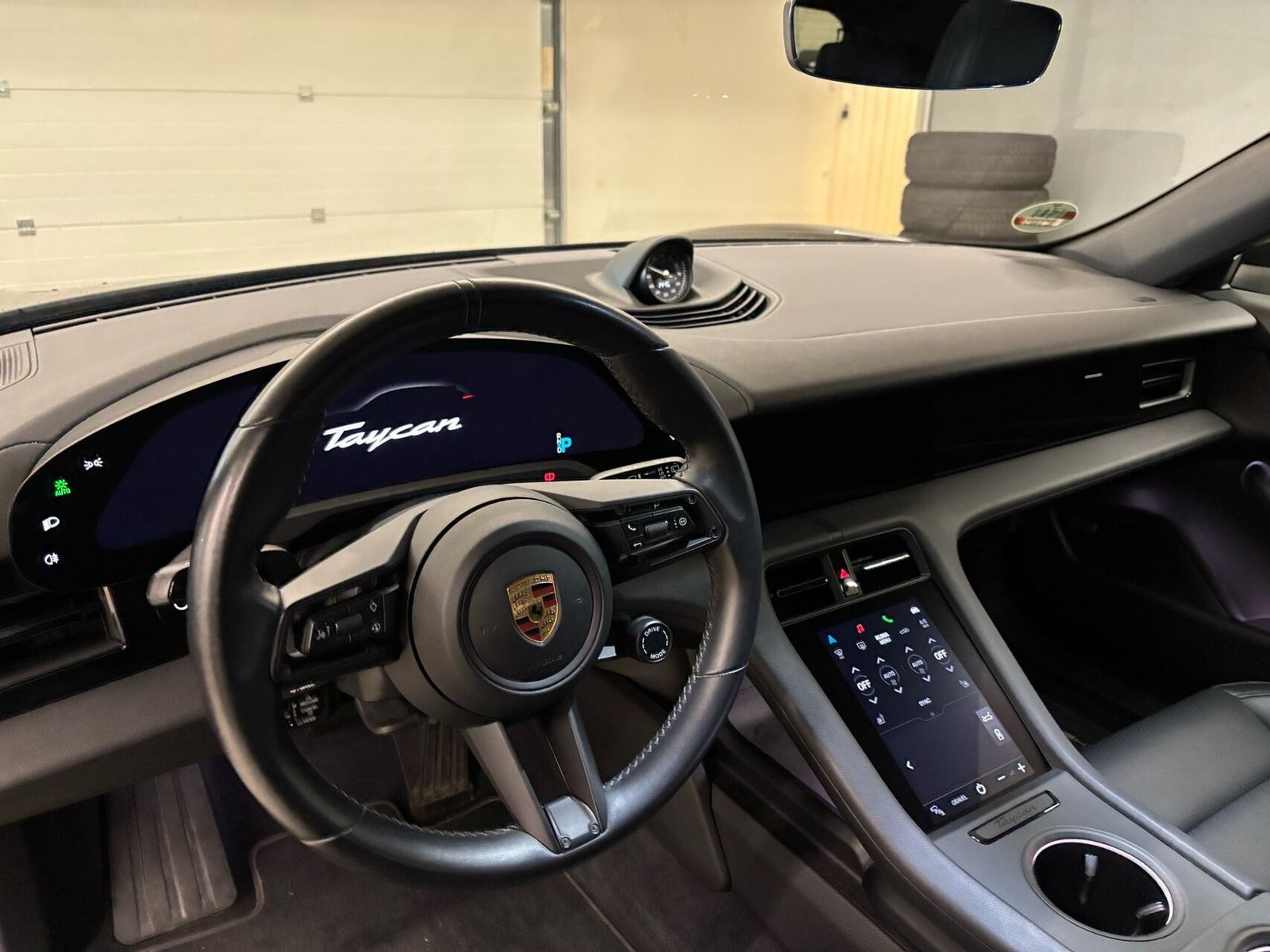 Sort Porsche Taycan fra 2022