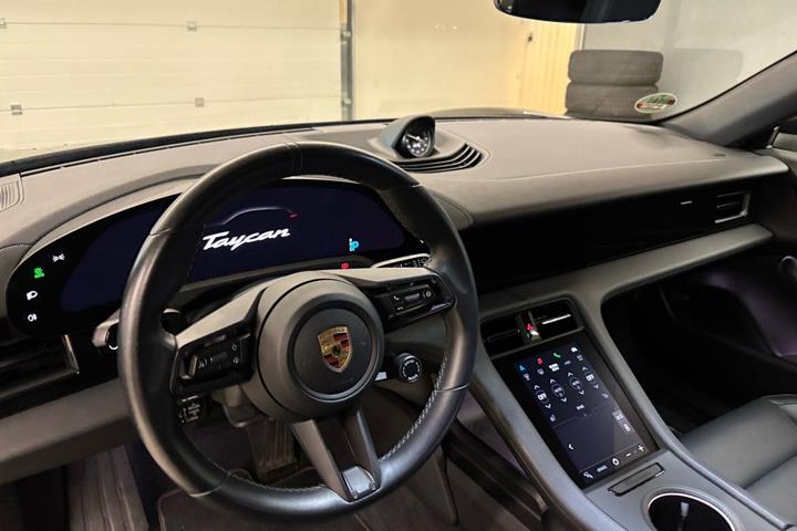 Sort Porsche Taycan fra 2022