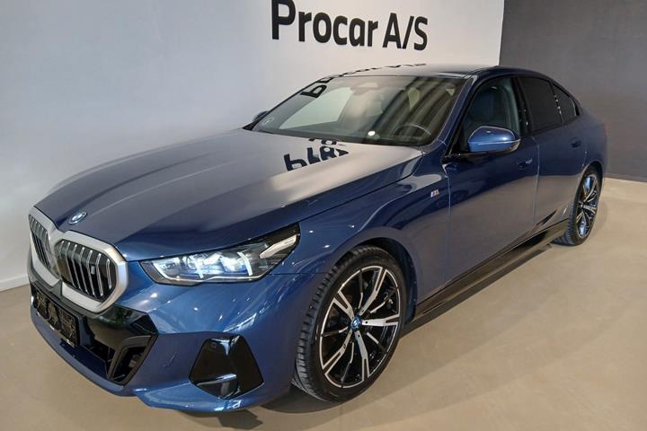Blå BMW i5 fra 2024