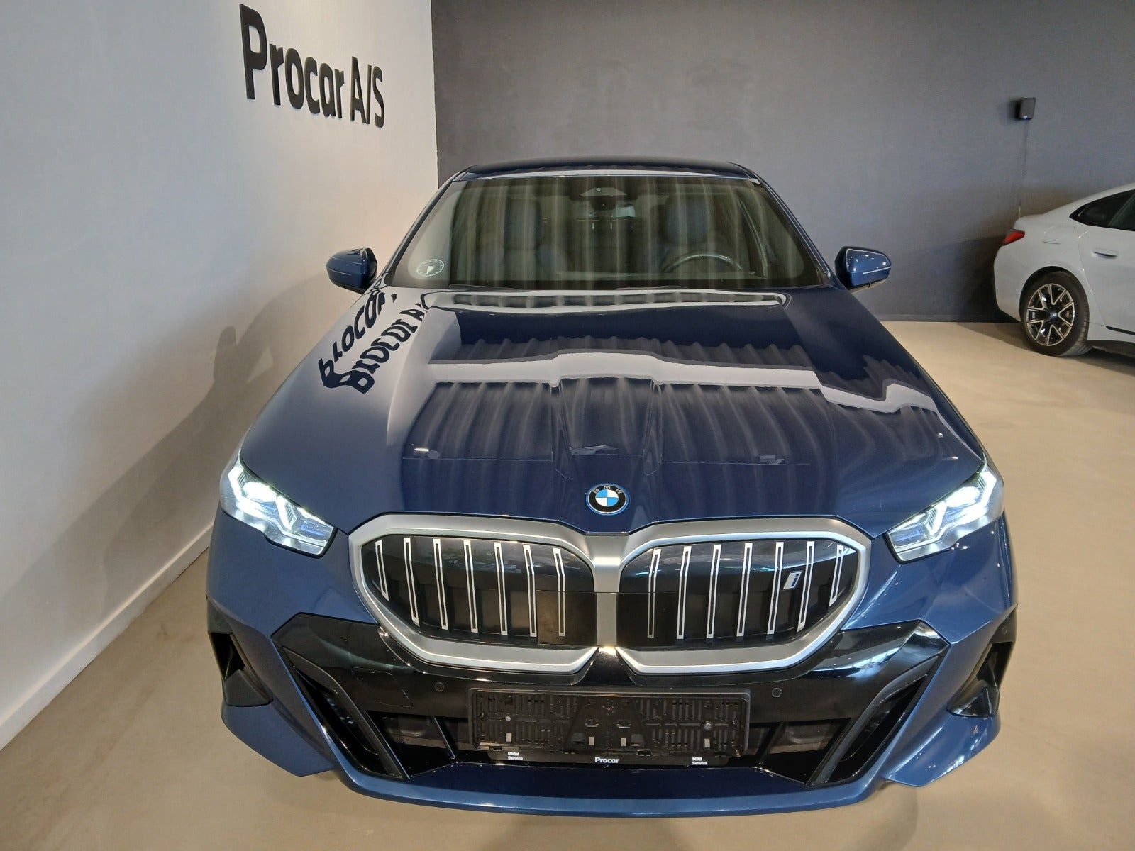 Blå BMW i5 fra 2024