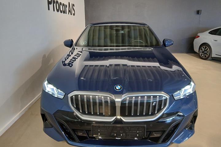 Blå BMW i5 fra 2024