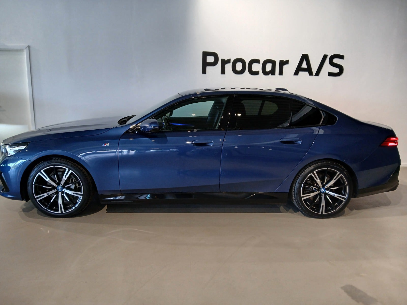 Blå BMW i5 fra 2024