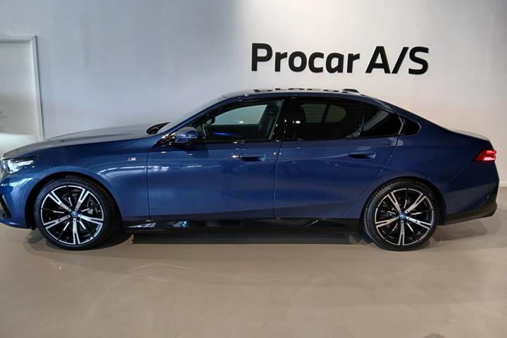 Blå BMW i5 fra 2024
