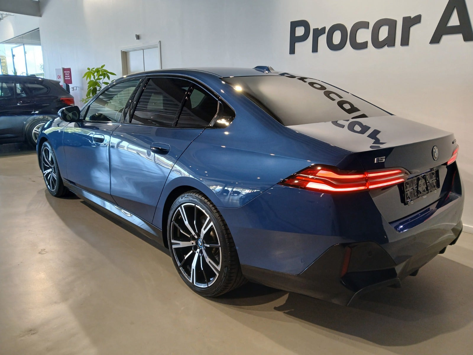 Blå BMW i5 fra 2024