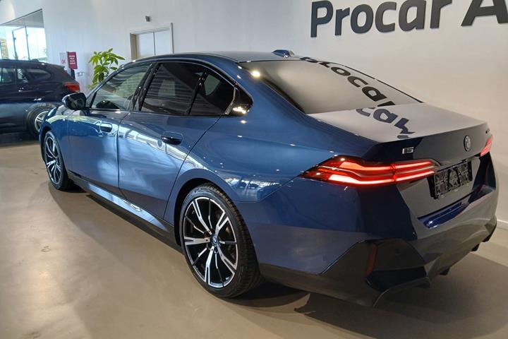 Blå BMW i5 fra 2024