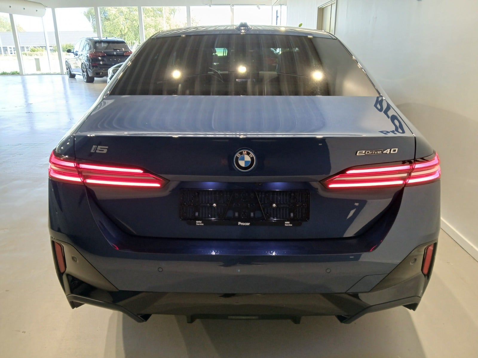 Blå BMW i5 fra 2024