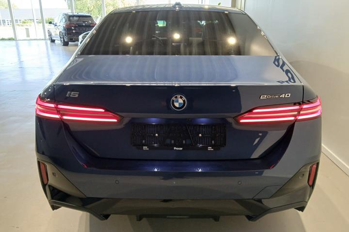 Blå BMW i5 fra 2024