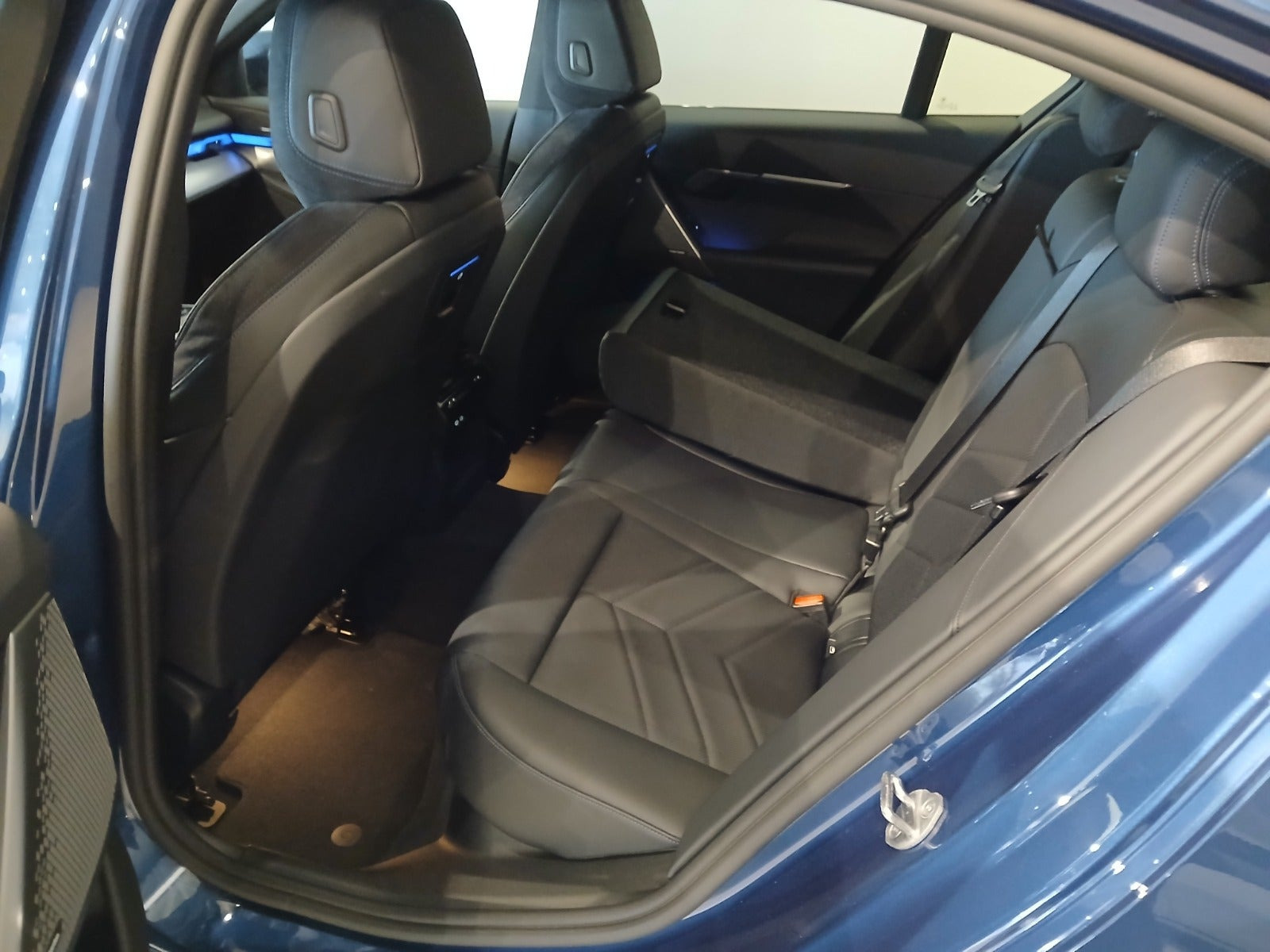Blå BMW i5 fra 2024