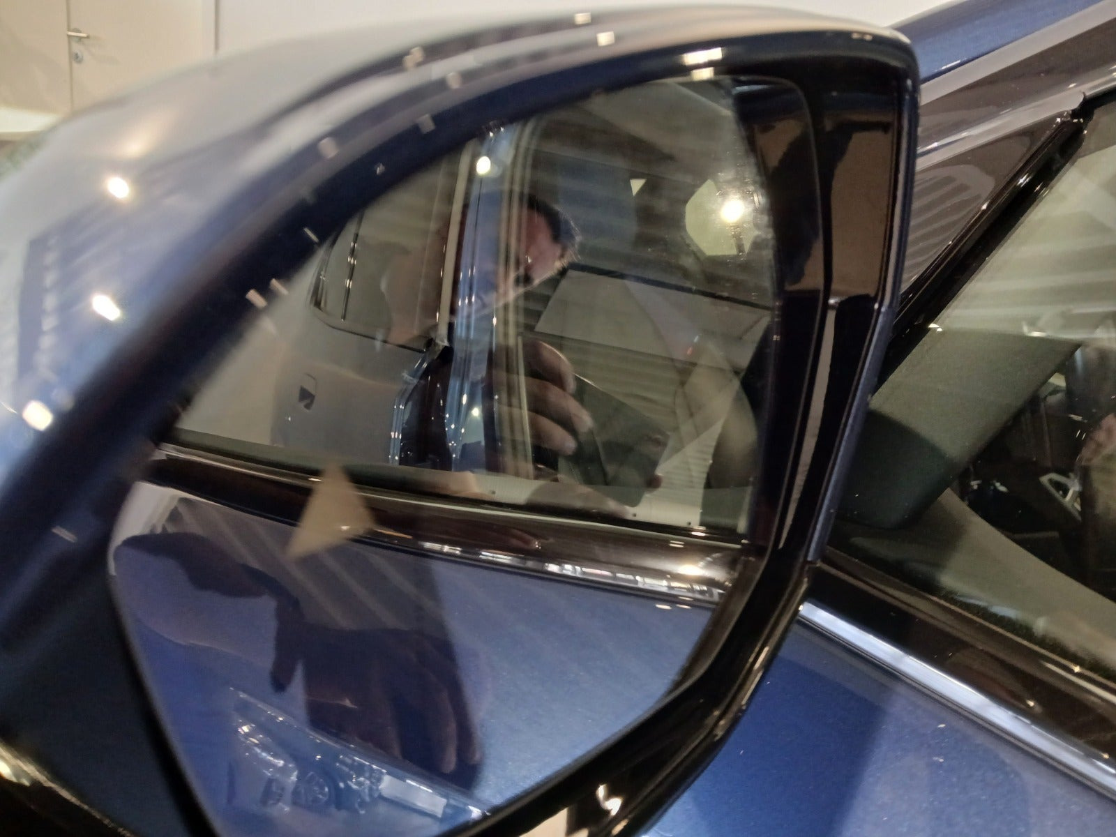 Blå BMW i5 fra 2024