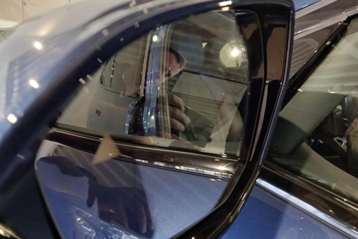 Blå BMW i5 fra 2024