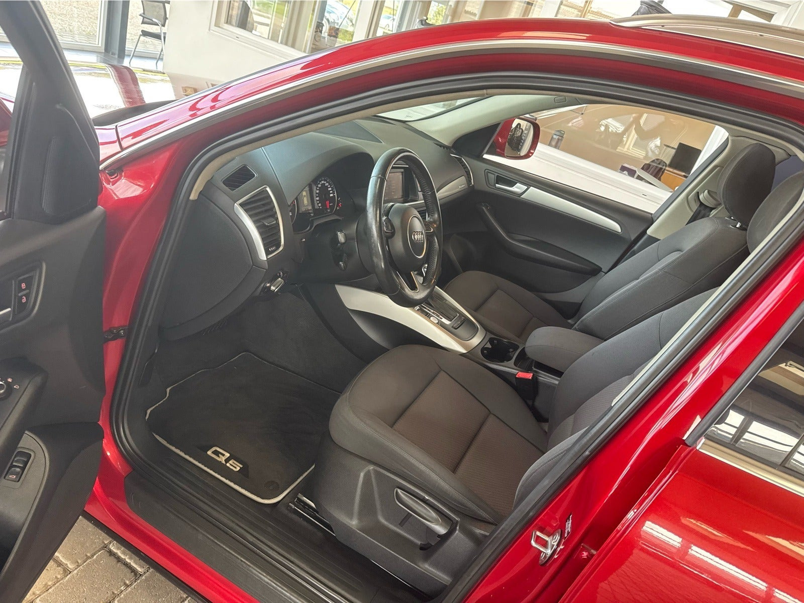 Rød Audi Q5 fra 2011