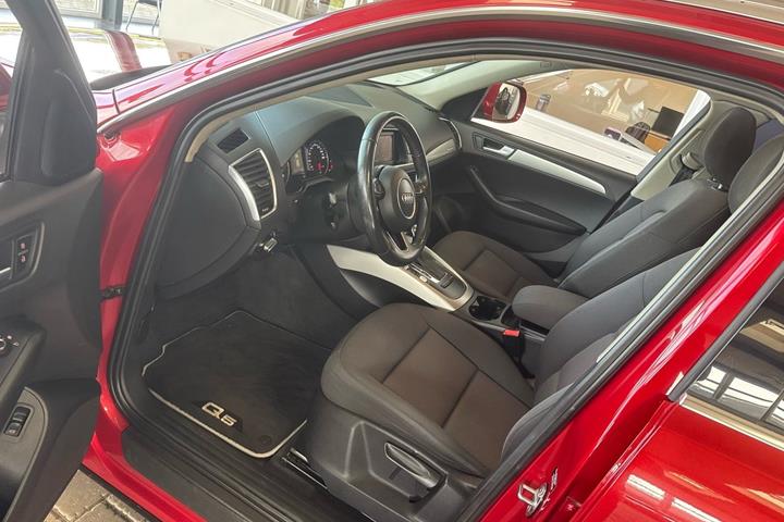 Rød Audi Q5 fra 2011