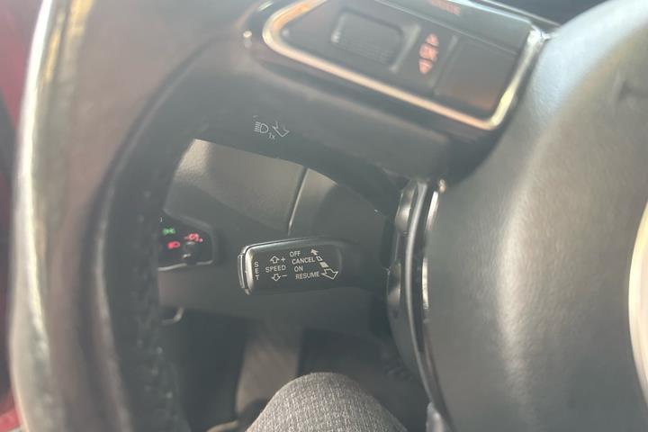 Rød Audi Q5 fra 2011