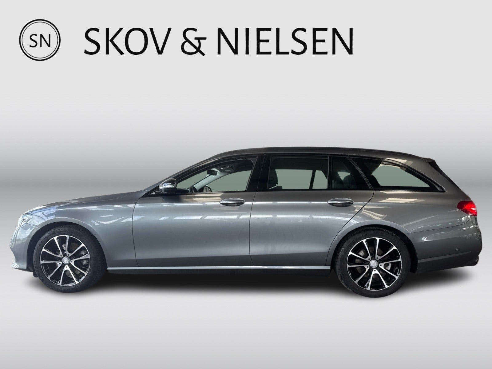 Grå Mercedes E220 d fra 2017