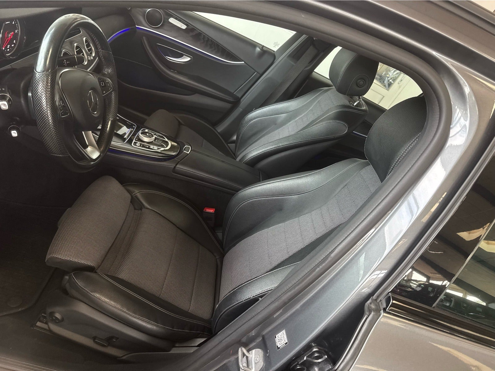 Grå Mercedes E220 d fra 2017