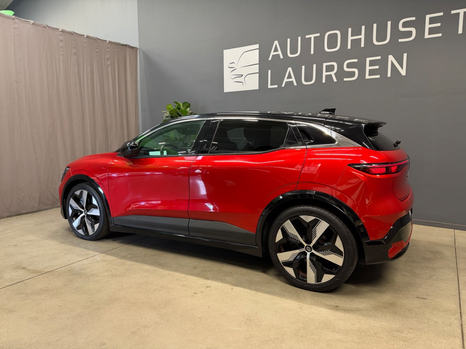 Rød Renault Megane E-Tech fra 2023