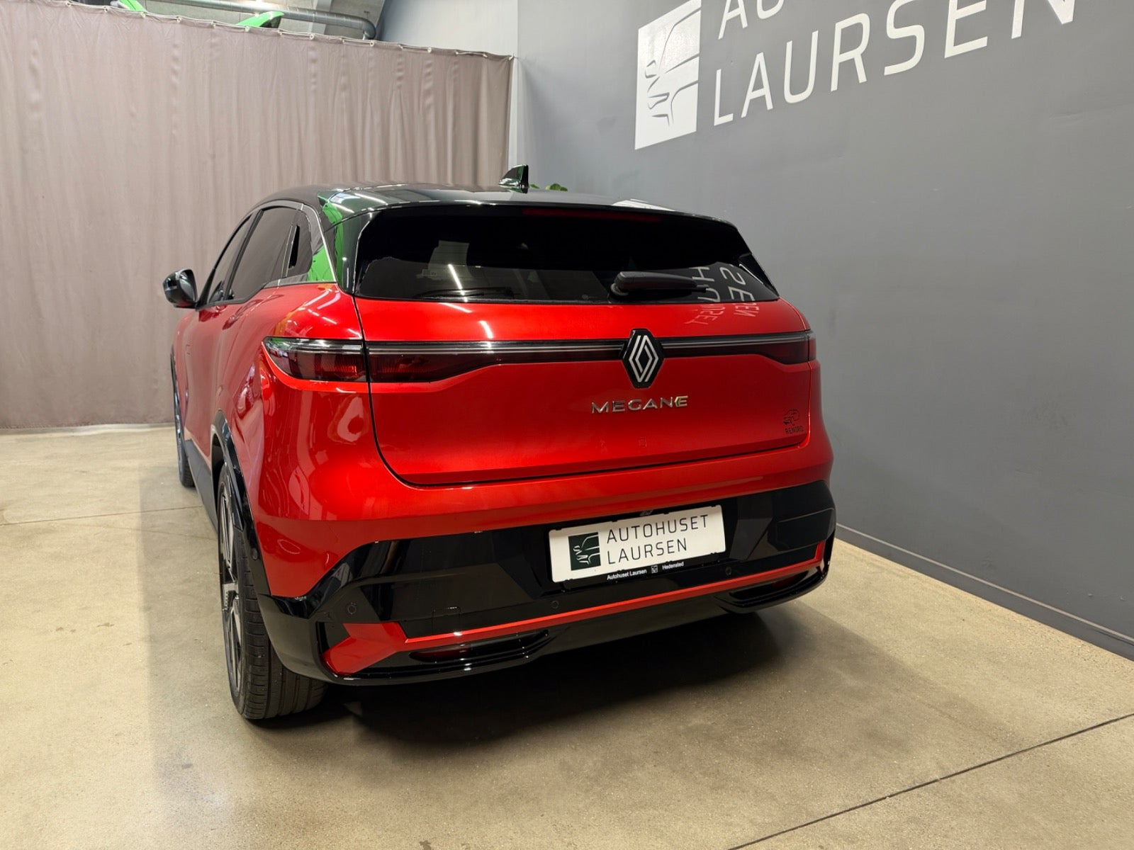 Rød Renault Megane E-Tech fra 2023
