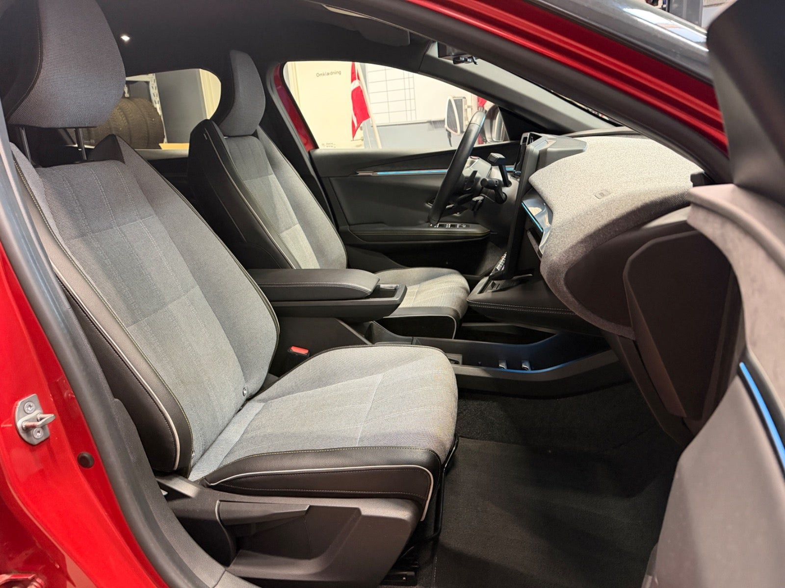 Rød Renault Megane E-Tech fra 2023