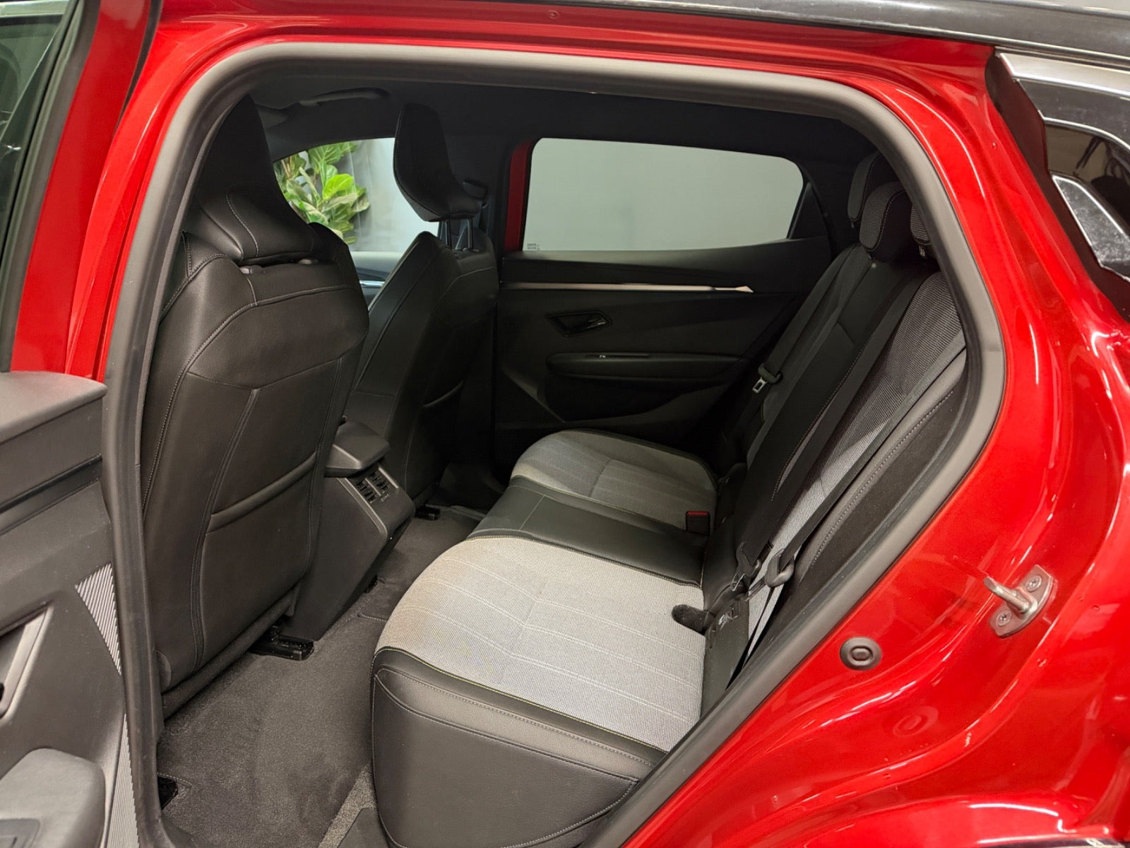 Rød Renault Megane E-Tech fra 2023