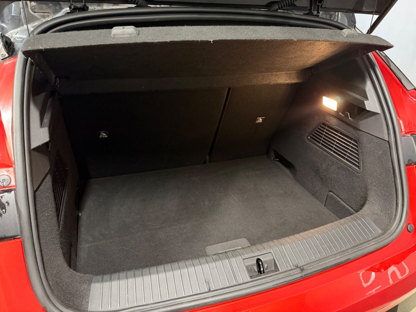 Rød Renault Megane E-Tech fra 2023