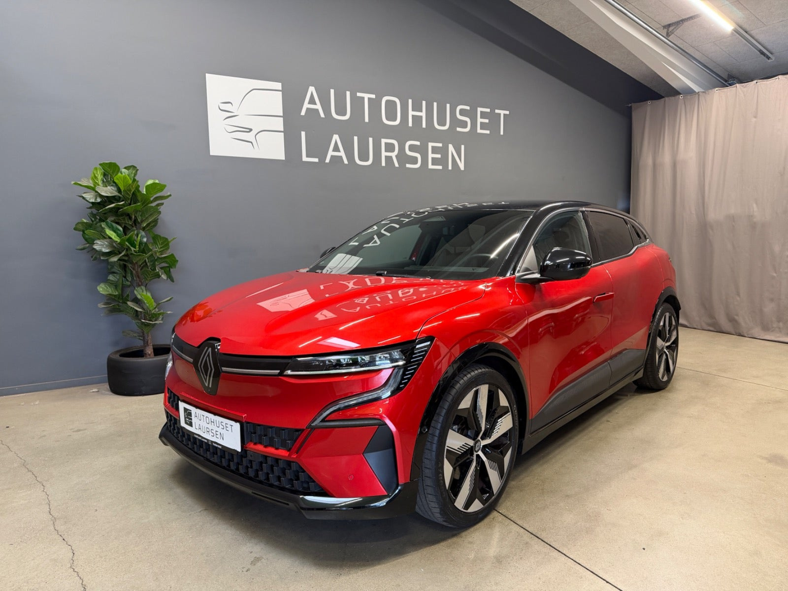 Rød Renault Megane E-Tech fra 2023