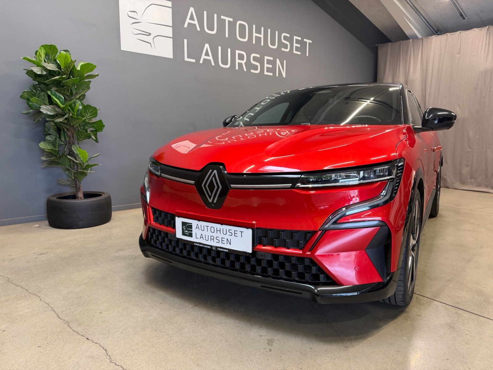 Rød Renault Megane E-Tech fra 2023