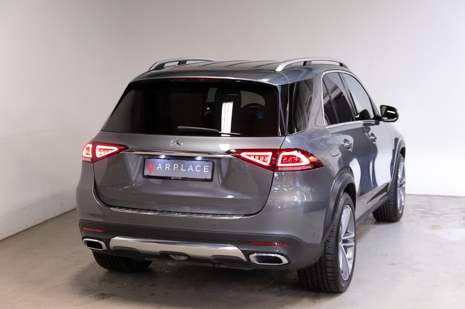 Grå Mercedes GLE350 e fra 2021