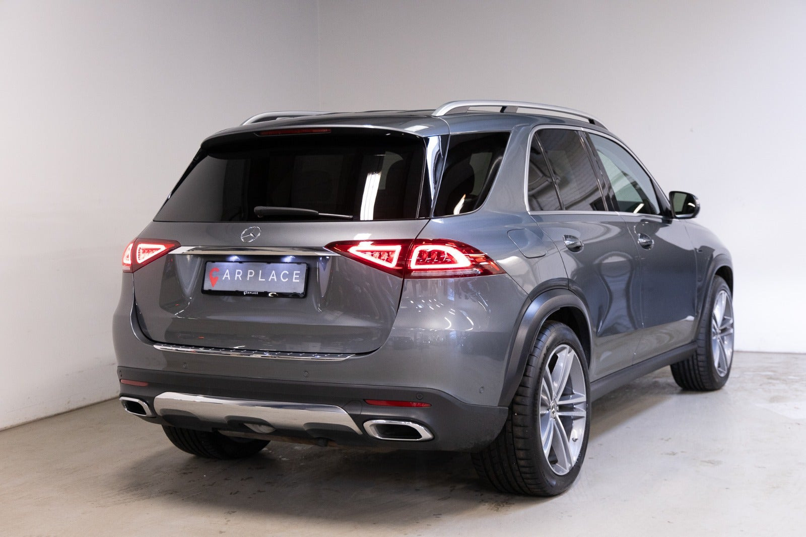 Grå Mercedes GLE350 e fra 2021