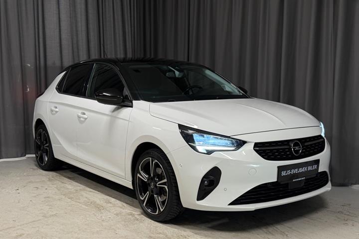 Hvid Opel Corsa fra 2020 set udefra