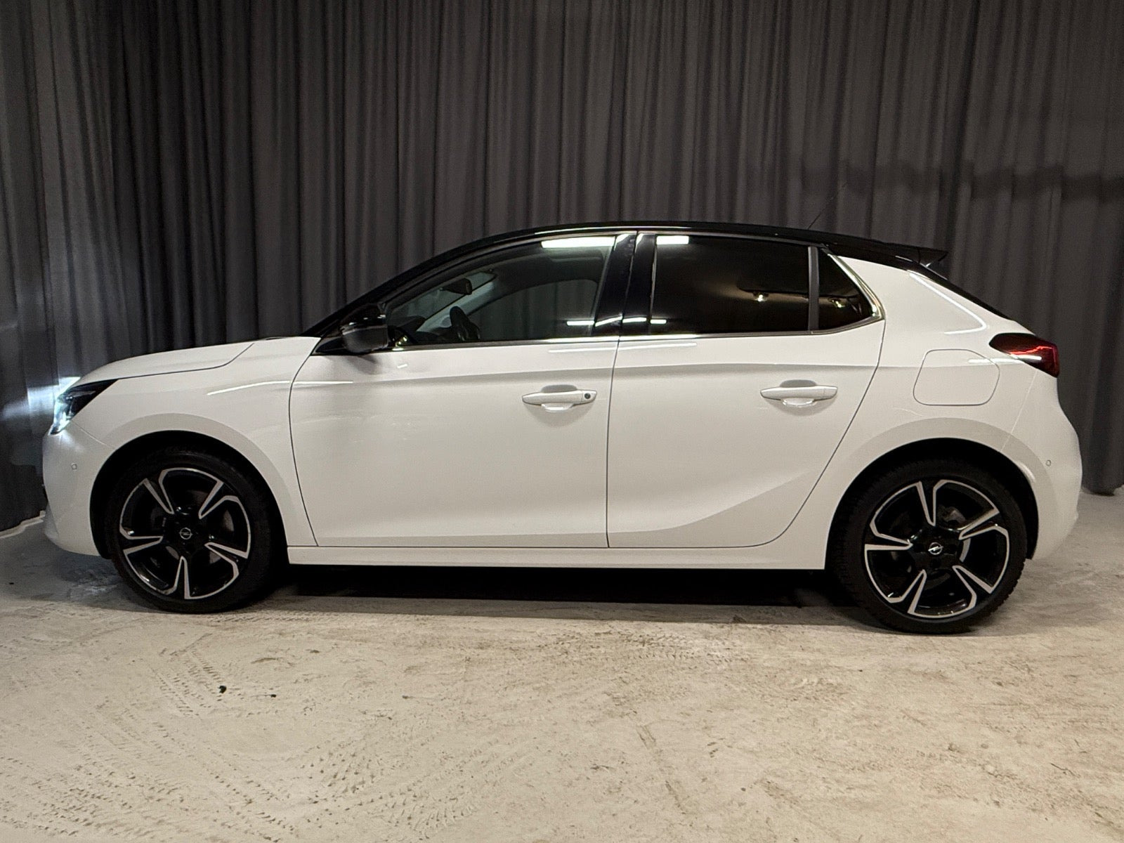 Hvid Opel Corsa fra 2020