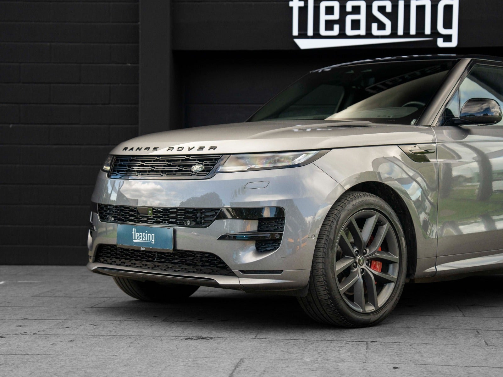 Sølv Land Rover Range Rover sport fra 2023