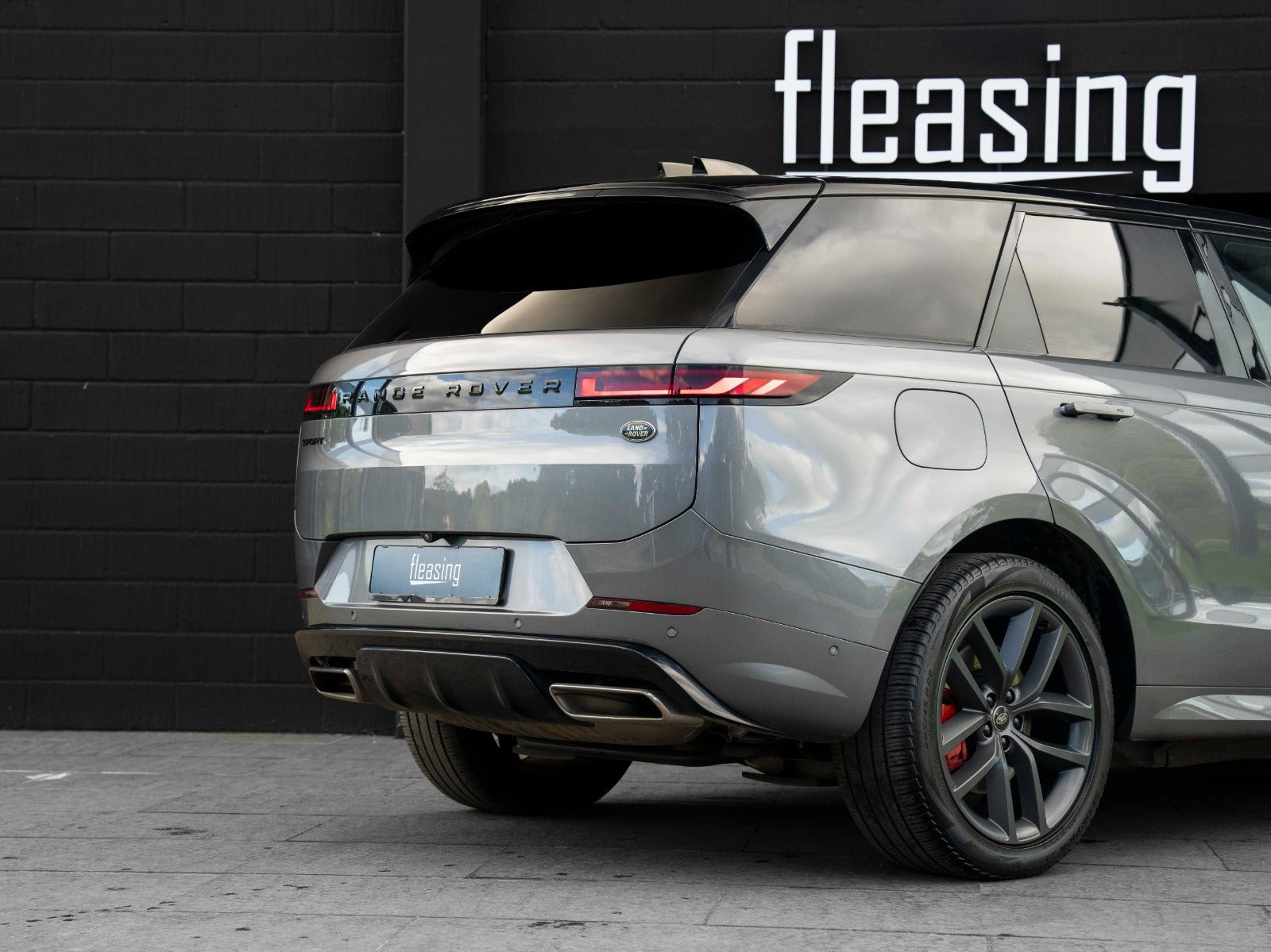 Sølv Land Rover Range Rover sport fra 2023