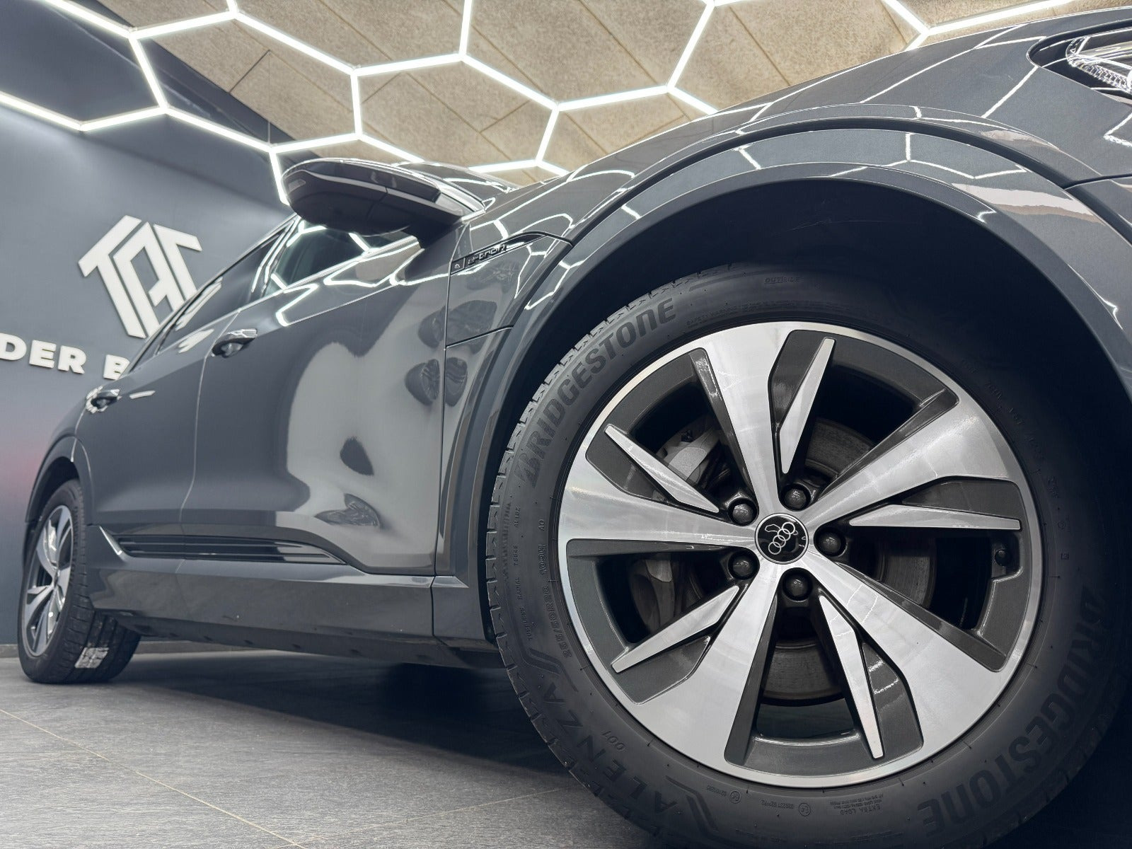 Grå Audi Q8 e-tron fra 2024