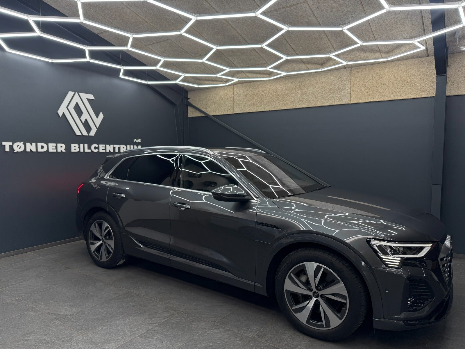 Grå Audi Q8 e-tron fra 2024