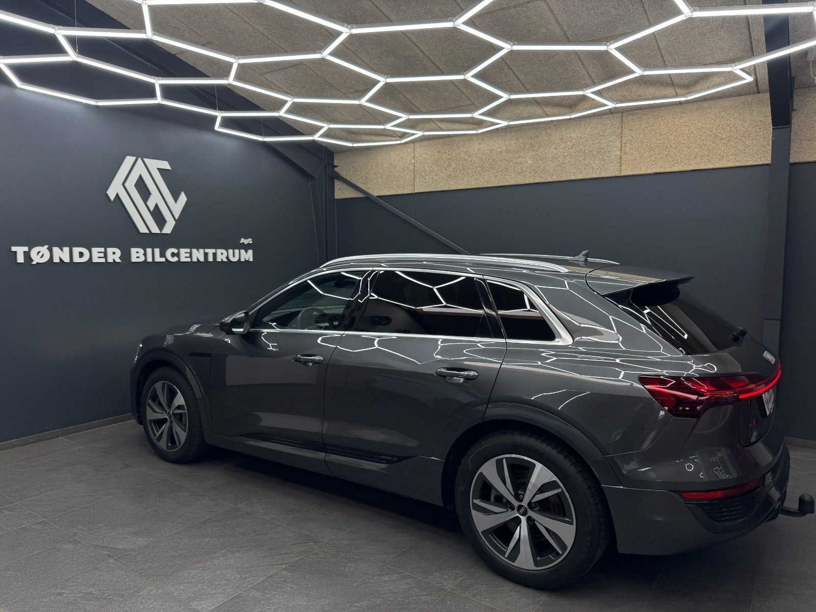 Grå Audi Q8 e-tron fra 2024