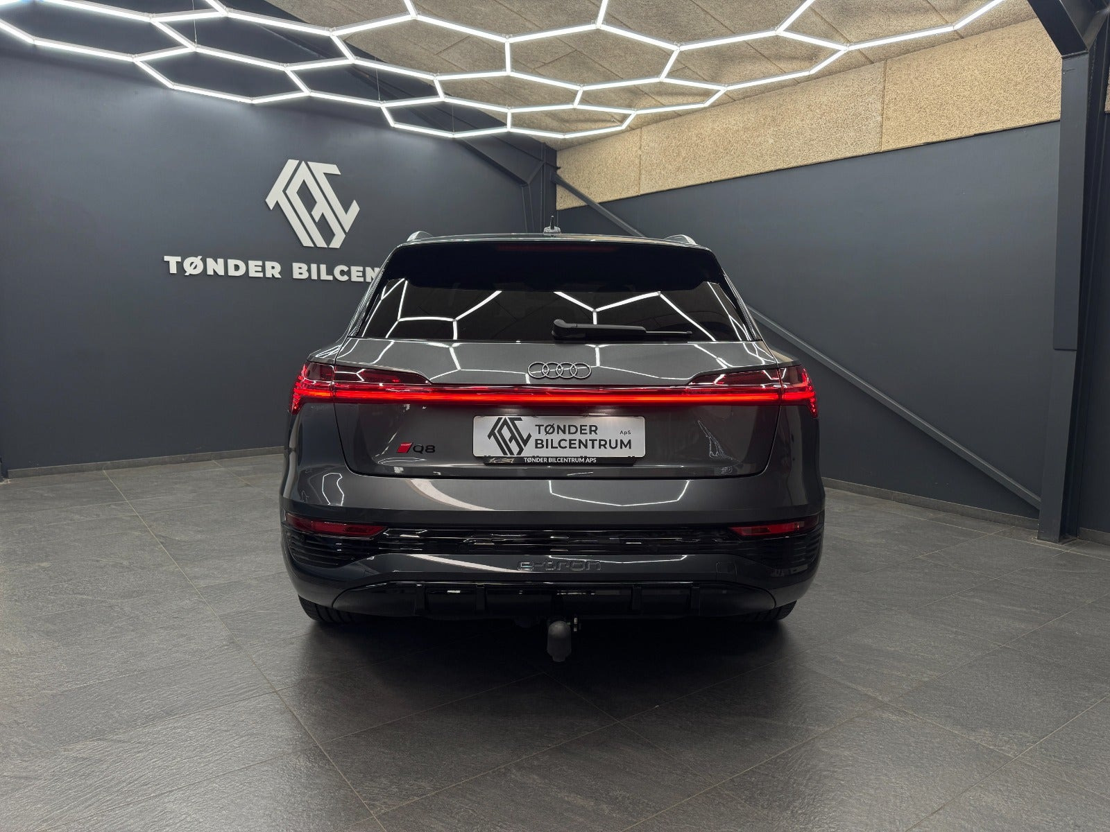 Grå Audi Q8 e-tron fra 2024