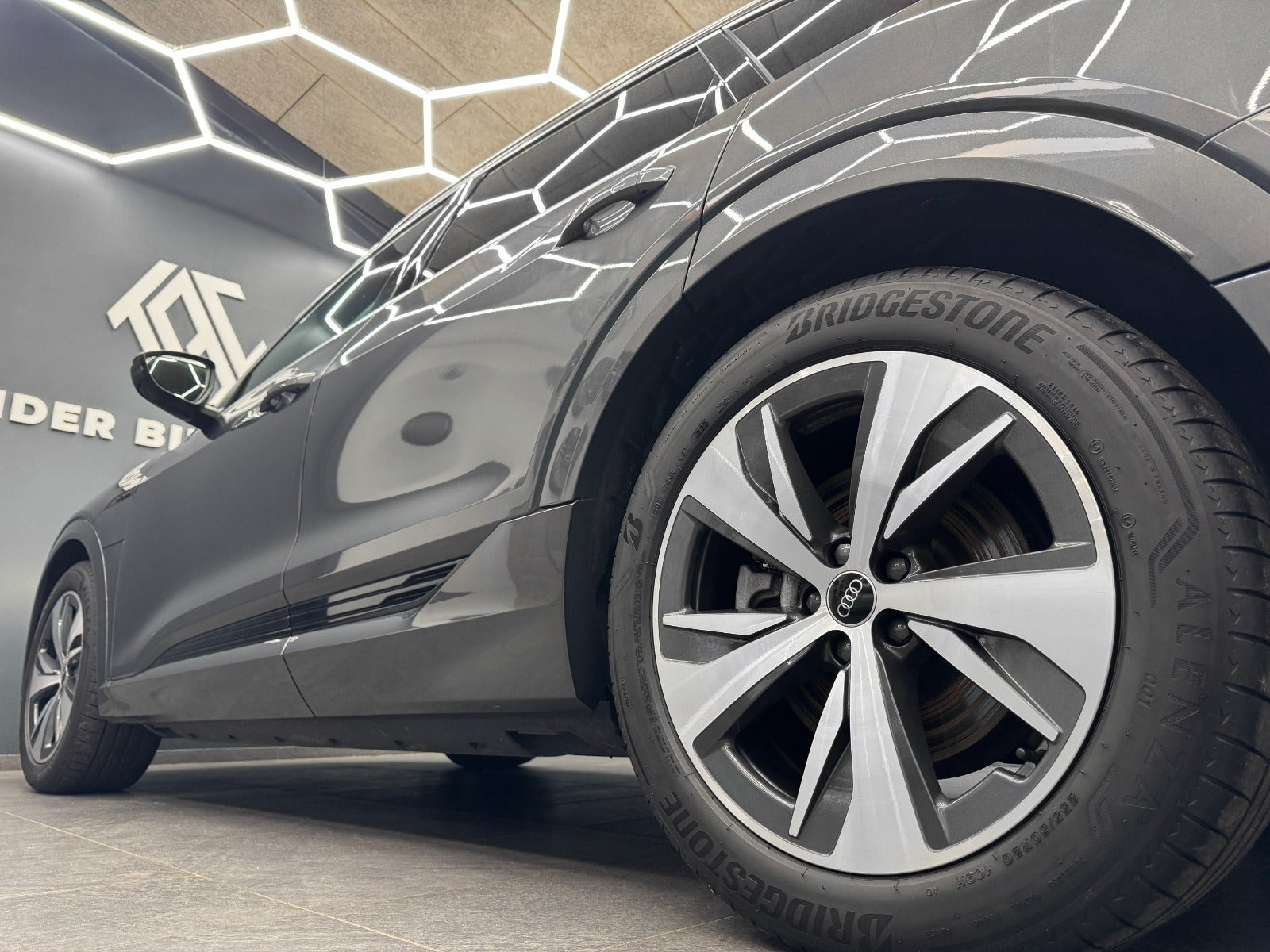Grå Audi Q8 e-tron fra 2024