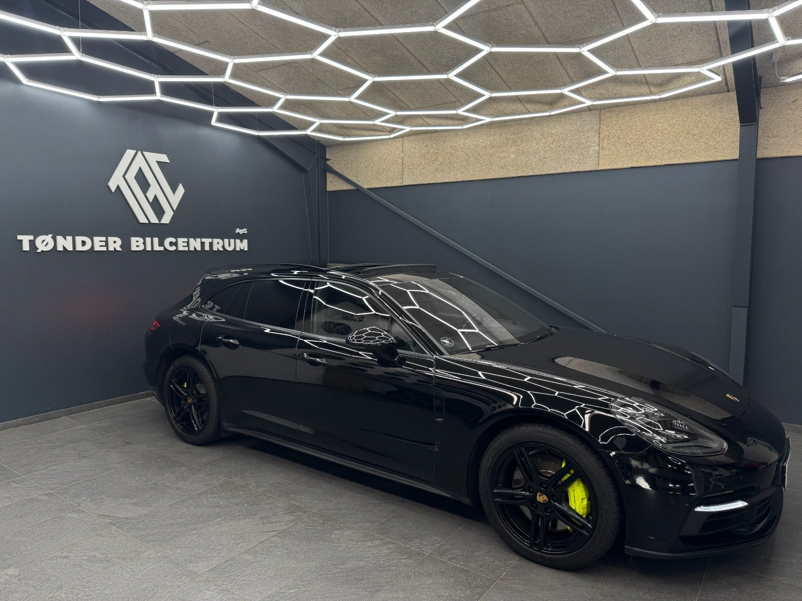 Sort Porsche Panamera 4 fra 2020