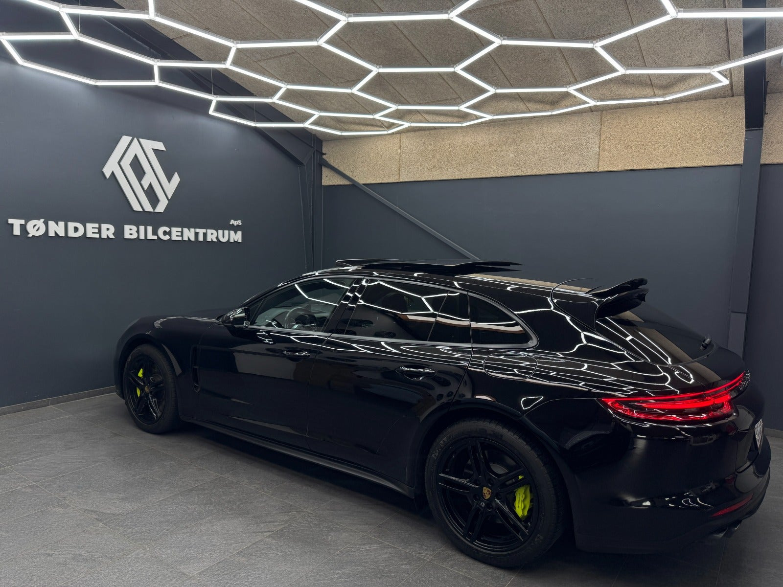Sort Porsche Panamera 4 fra 2020