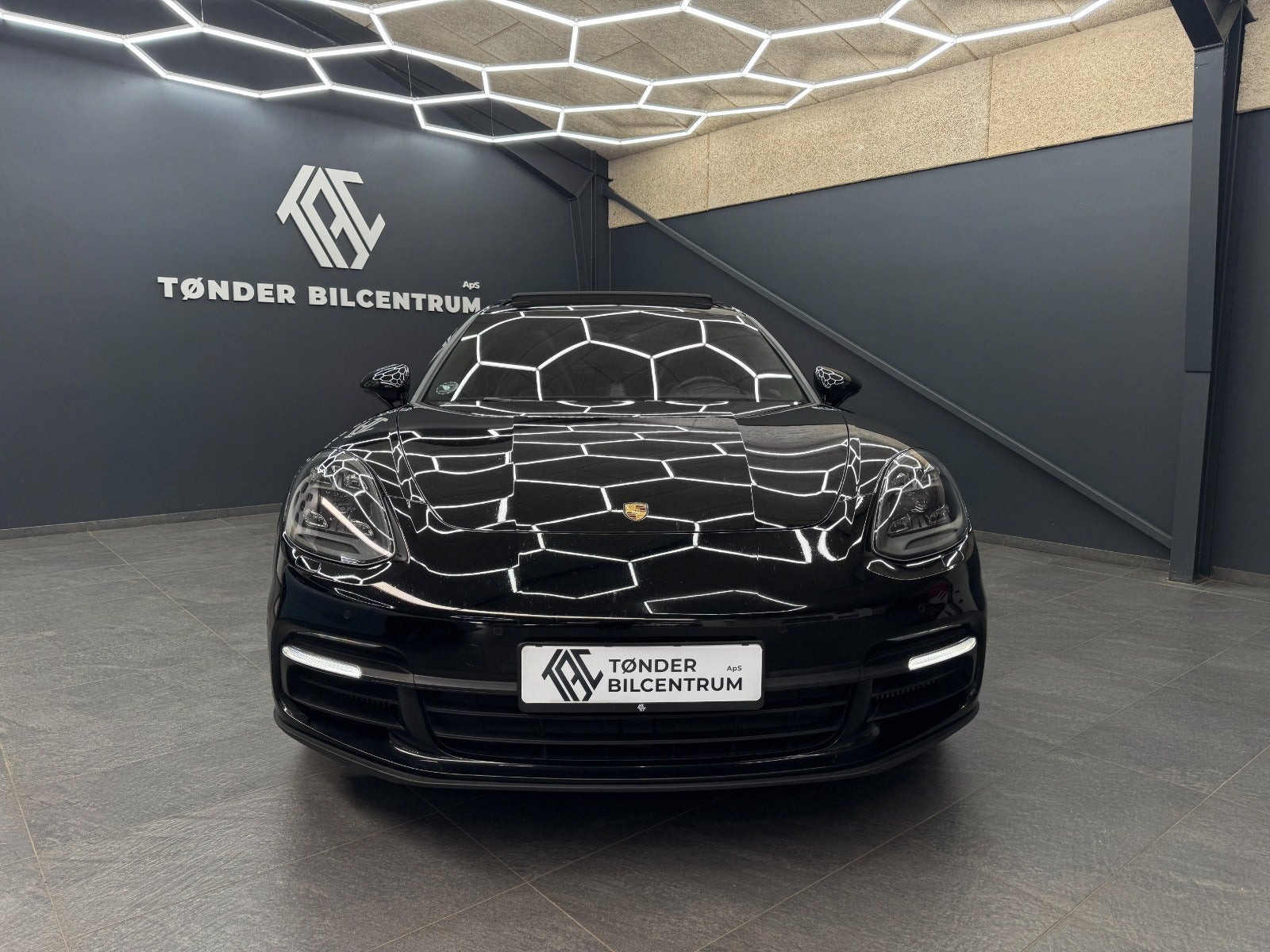 Sort Porsche Panamera 4 fra 2020