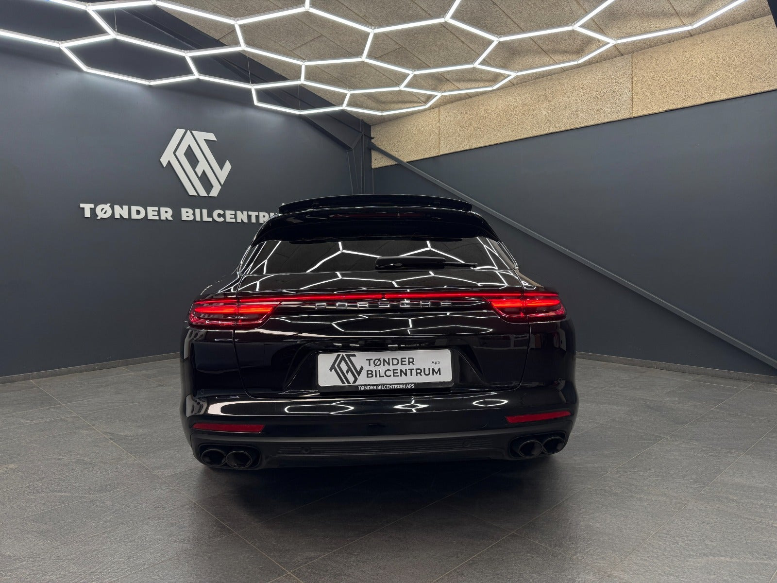 Sort Porsche Panamera 4 fra 2020