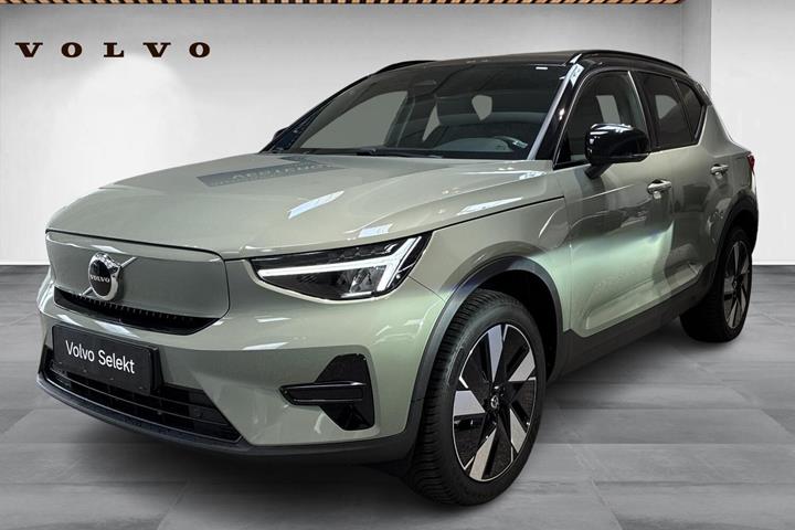 Grøn Volvo XC40 fra 2024 set udefra