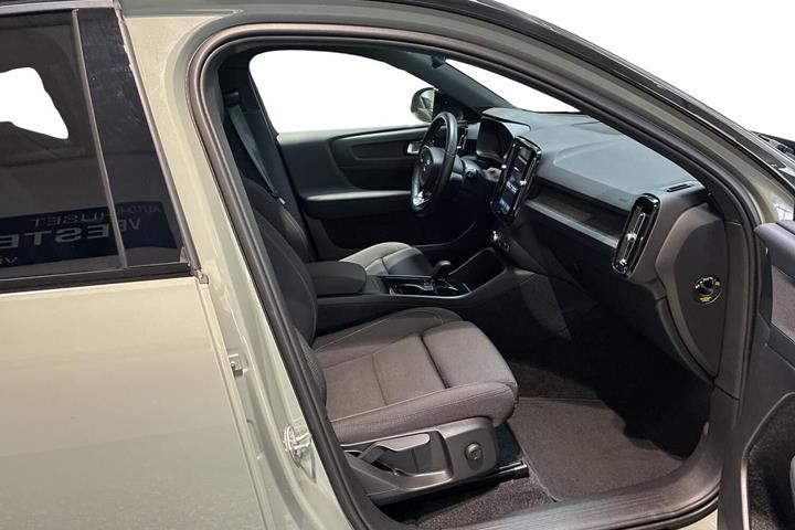 Grøn Volvo XC40 fra 2024